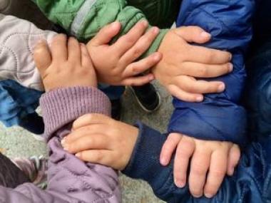 Billede af børne hænder.